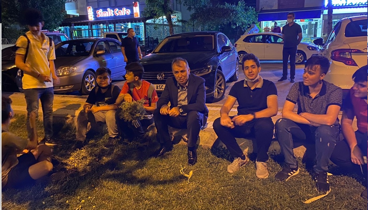 CEYLAN, GECE YARISI PARKTA GENÇLERLE SOHBET ETTİ
